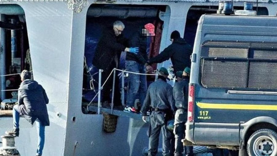 Shitës trëndafilash me precedentë penalë, kush është emigranti i parë që u riatdhesua nga kampi i Gjadrit