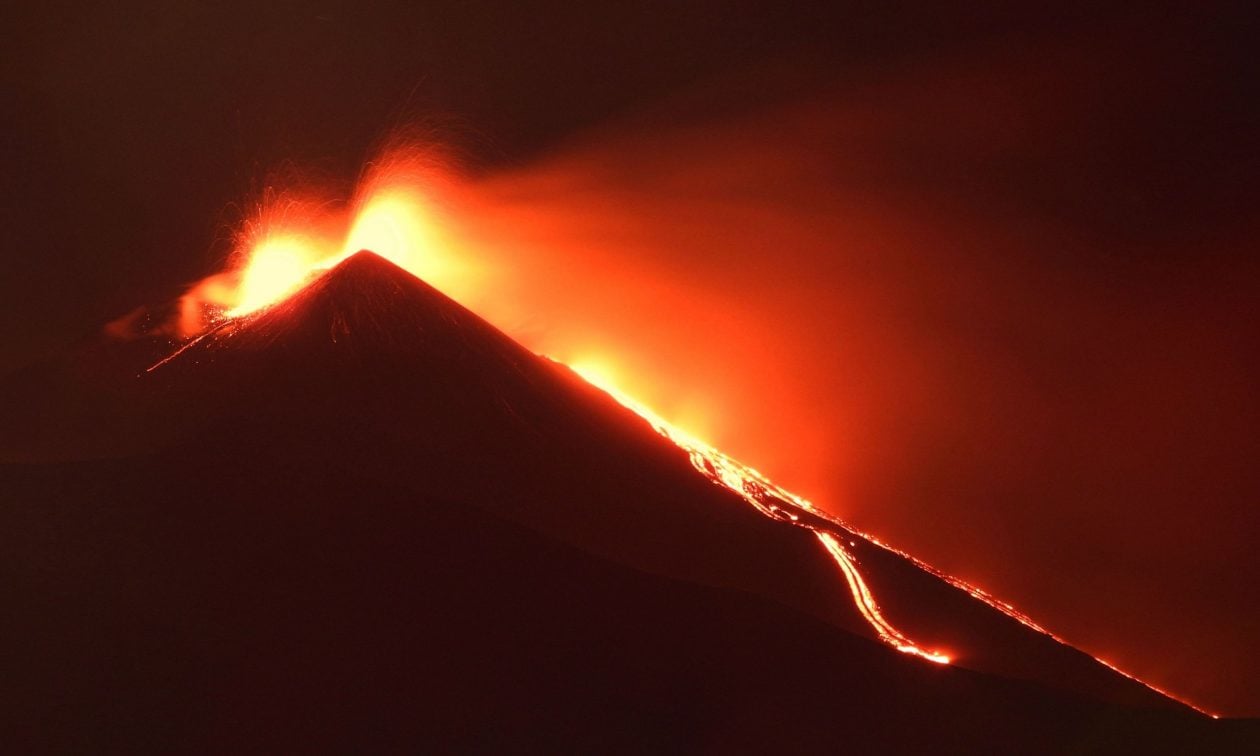 Shpërthim mahnitës i vullkanit Etna, pamjet spektakolare të llavës ndriçojnë natën