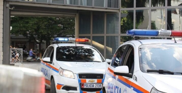 Shpërthim me lëndë plasëse në portën e një banese në Tiranë, policia jep detaje