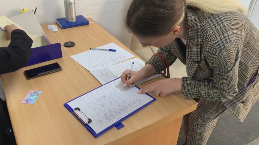 Shqiptarët preferojnë “shtetin”, pak ngarkesë dhe pa orare në publik, punojnë edhe në privat