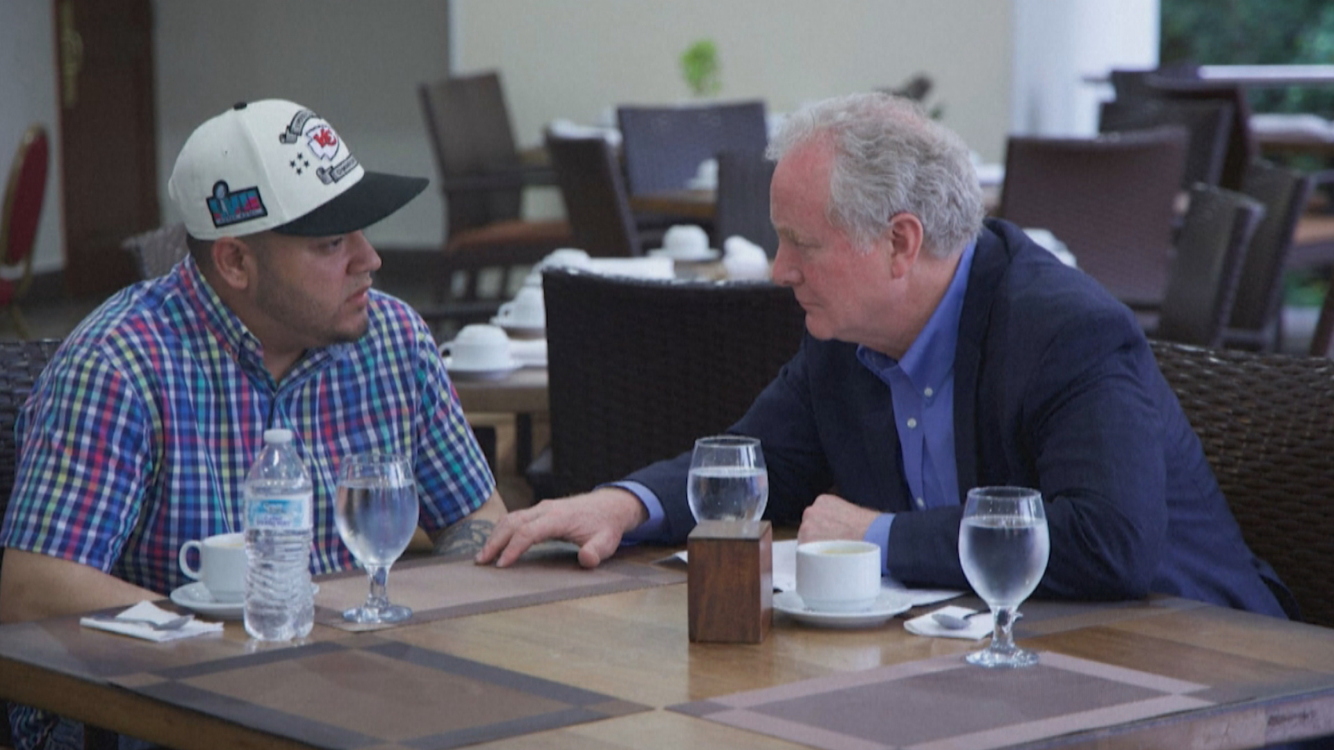 Shtëpia e Bardhë nuk lejon kthimin, senatori amerikan takon njeriun e dëbuar gabimisht nga Trump