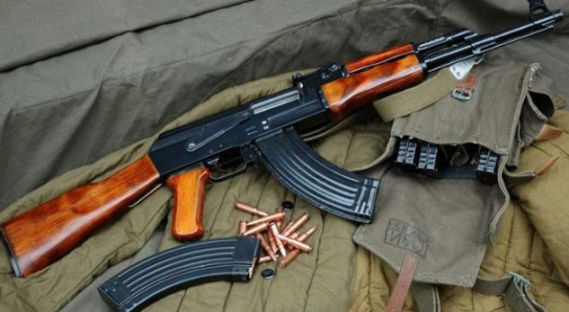 Shtëpinë e të moshuarës e ktheu në depo armësh, shpallet në kërkim 20-vjeçari në Memaliaj