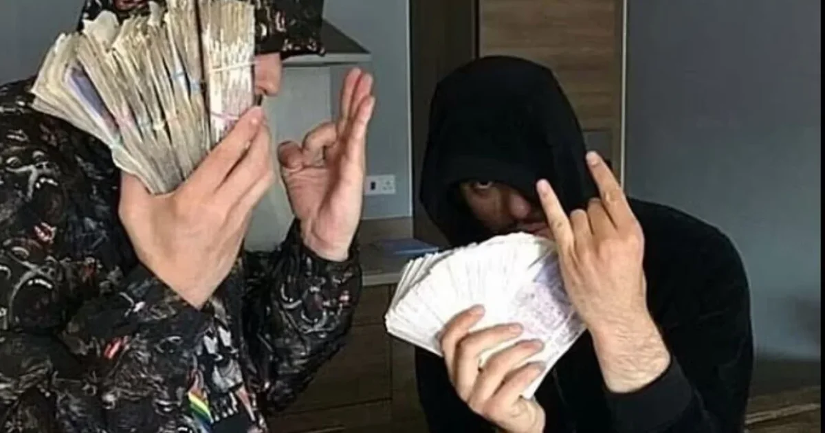 Si bandat shqiptare në Angli sjellin paratë e drogës, “Daily Mail” zbulon skemën: Turistë të rremë dhe transport mallrash