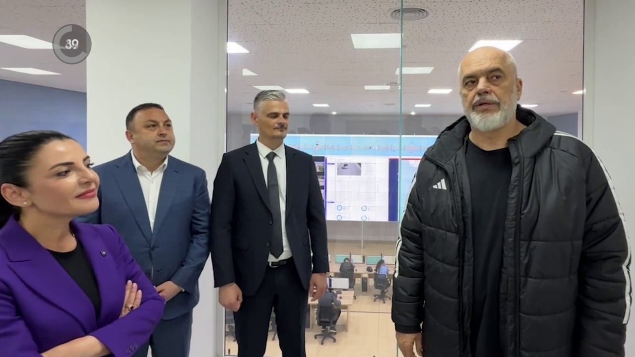 Siguria rrugore, kryeministri inspekton qendrën e monitorimit të trafikut në Tiranë