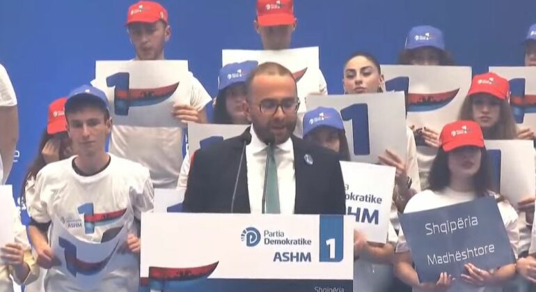 “Simbol i korrupsionit”,Bardhi godet Ballukun në Fier:Në hetim për miliona euro,s’ka vend në Europë për këtë mentalitet