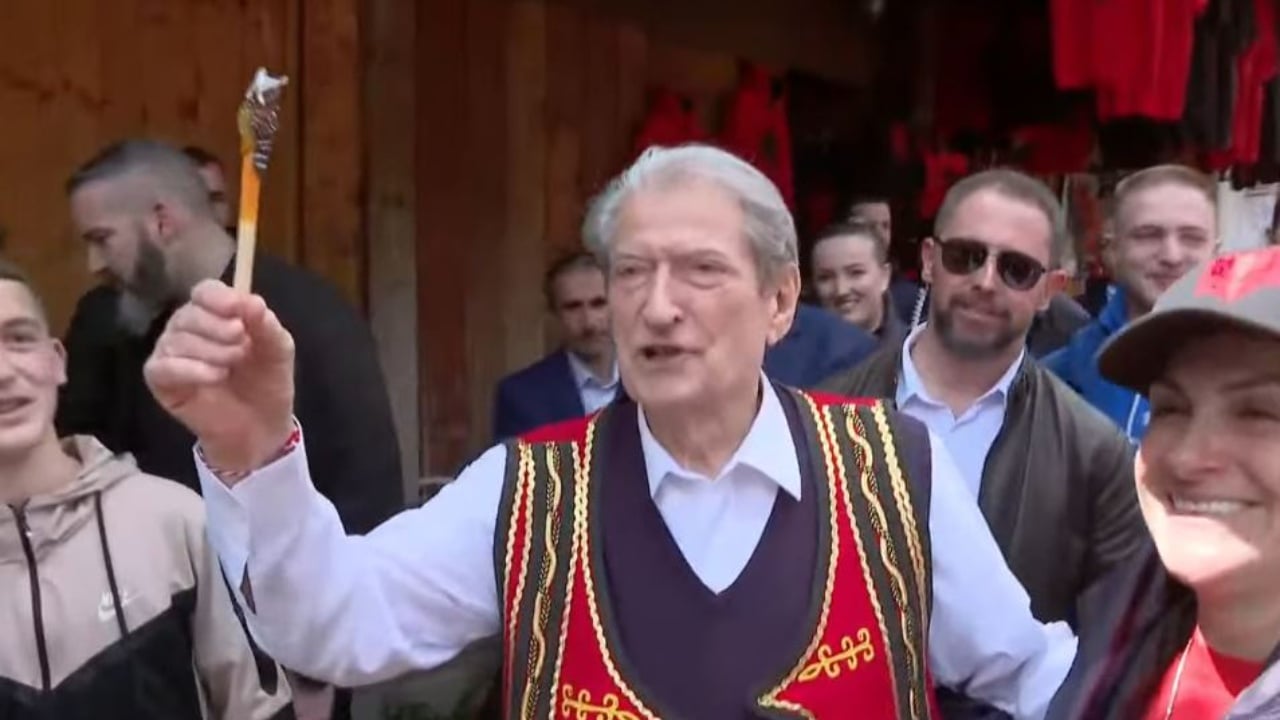 “Simboli i mençurisë”, Berishës i dhurojnë buf gjatë vizitës në Krujë, ja si reagon ai