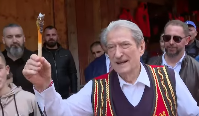 “Simboli i mençurisë, e çmendi Edi Ramën! E çmendi!”/ Berisha në Krujë takim me qytetarët, merr një dhuratë bufin…