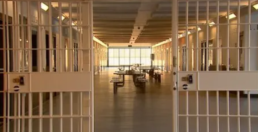 Skandal në burg, drejtori kapet duke kryer marrëdhënie me infermieren gjatë orarit të punës