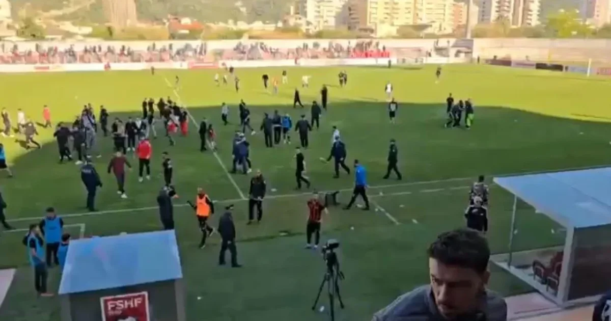 Skandal! Tifozët e Flamurtarit futen në fushë dhe godasin trajnerin e Besës