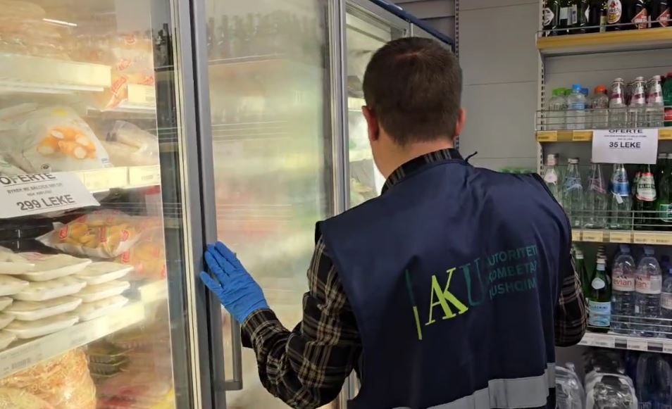 Skandali me mishin e pulës me salmonelë, AKU kontrolle në disa supermarkete në Vlorë