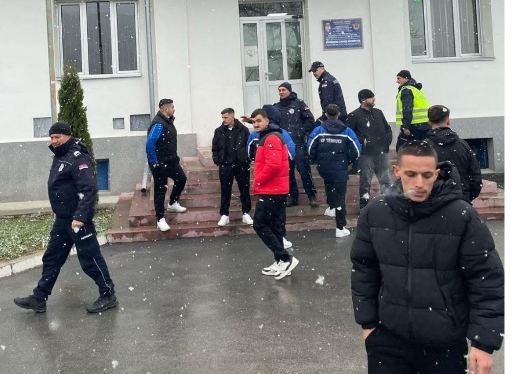 Skandali | Policia serbe bastis dhomat e zhveshjes të ekipit shqiptar dhe ushtron edhe dhunë