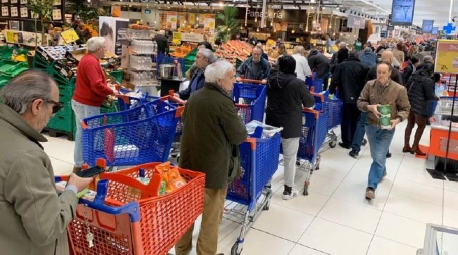Skena që të kujtojnë pandeminë në Spanjë, radhë jashtë supermarketeve në Madrid, black-out total