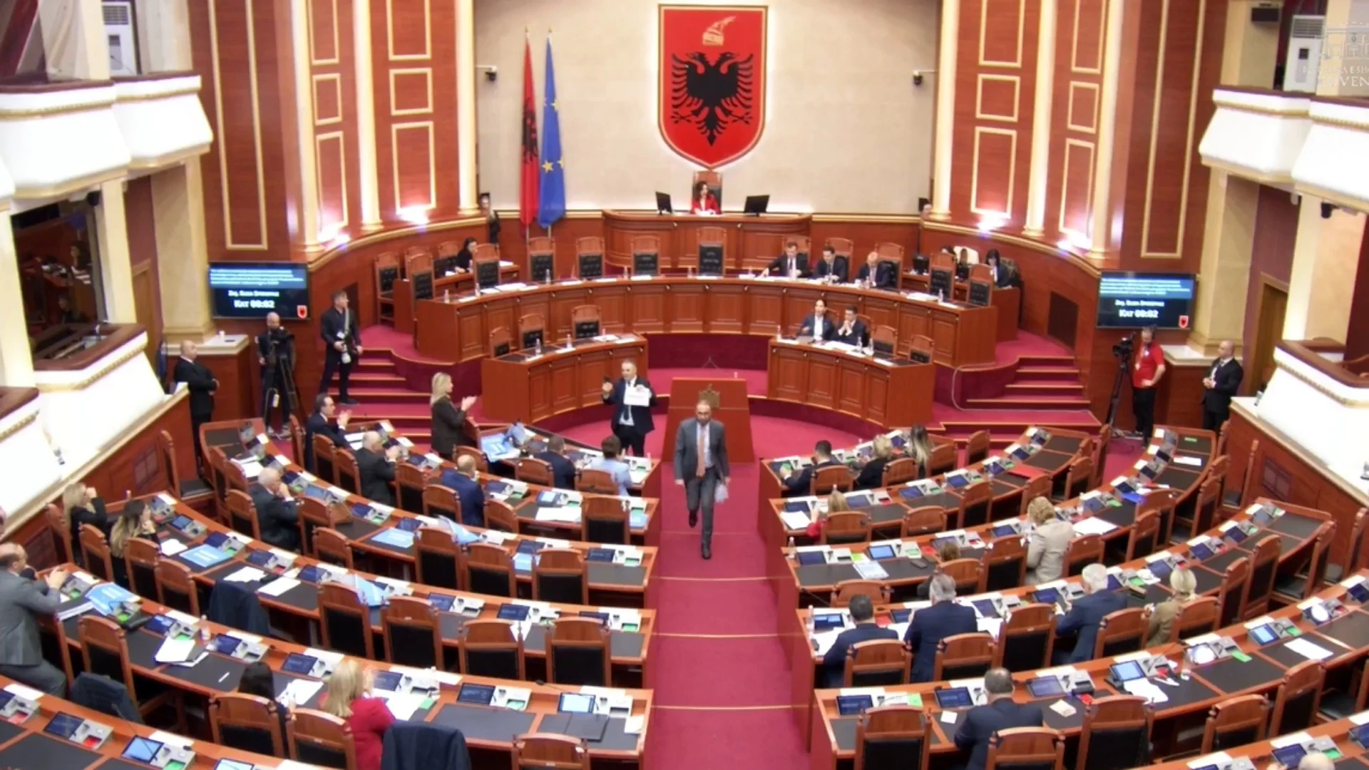 SONDAZHI: PS fiton 1 mandat më shumë në Tiranë, PD 4 më pak! Lapaj i treti! Basha, Doshi dhe Qori asnjë deputet