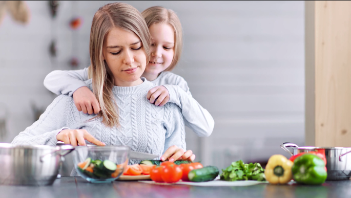 Studimi: Dashuria e nënës rrit fëmijë më të mirë