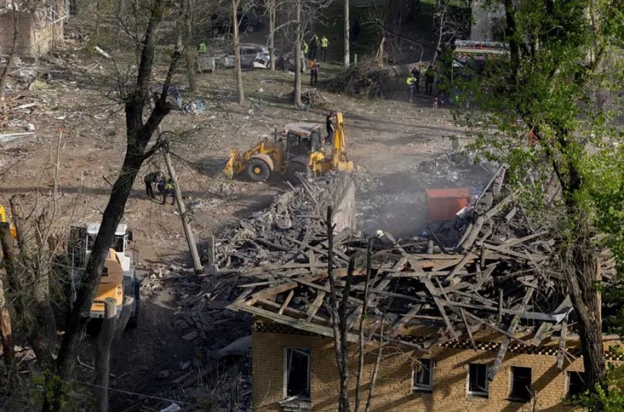 Sulmi më vdekjeprurës i Rusisë mbi Kiev që nga korriku/ Blloqet e apartamenteve u rrafshuan…