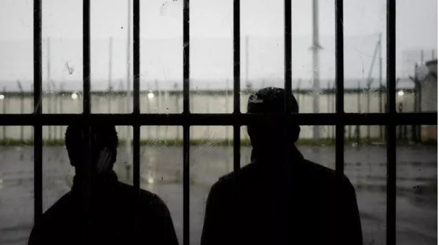 Sulmohen gjatë natës burgjet franceze, autorët qëllojnë me automatik e djegin automjete