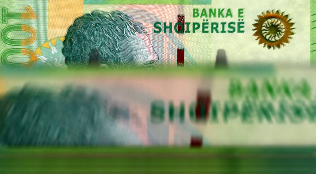 ‘Super’ Leku godet monedhat e huaja! Ekspertët: Ndikon edhe fushata zgjedhore