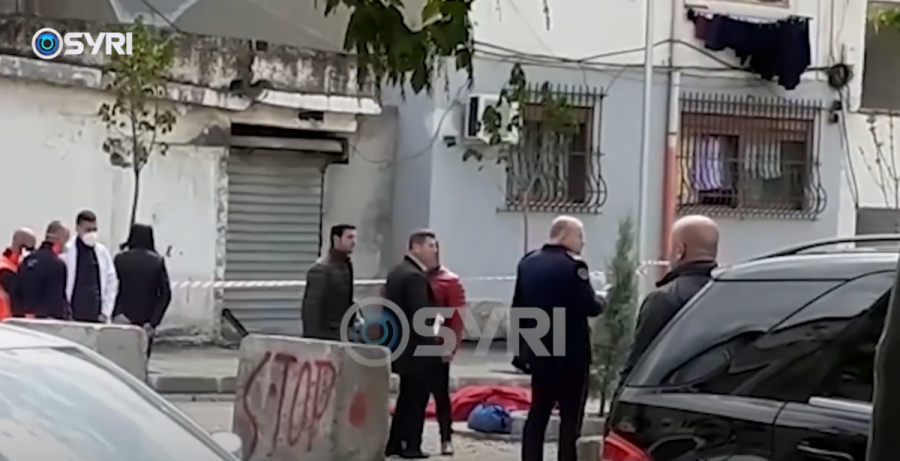 SYRI TV/ BKH kontrolle eksponentëve të PS në Elbasan, prej disa orësh, BKH në banesën e Luan Tabakut