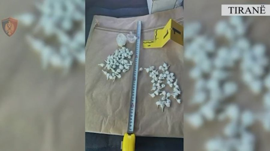 Targa automjetesh dhe 107 doza kokaine gati për shitje, arrestohet 25-vjeçari në Vorë