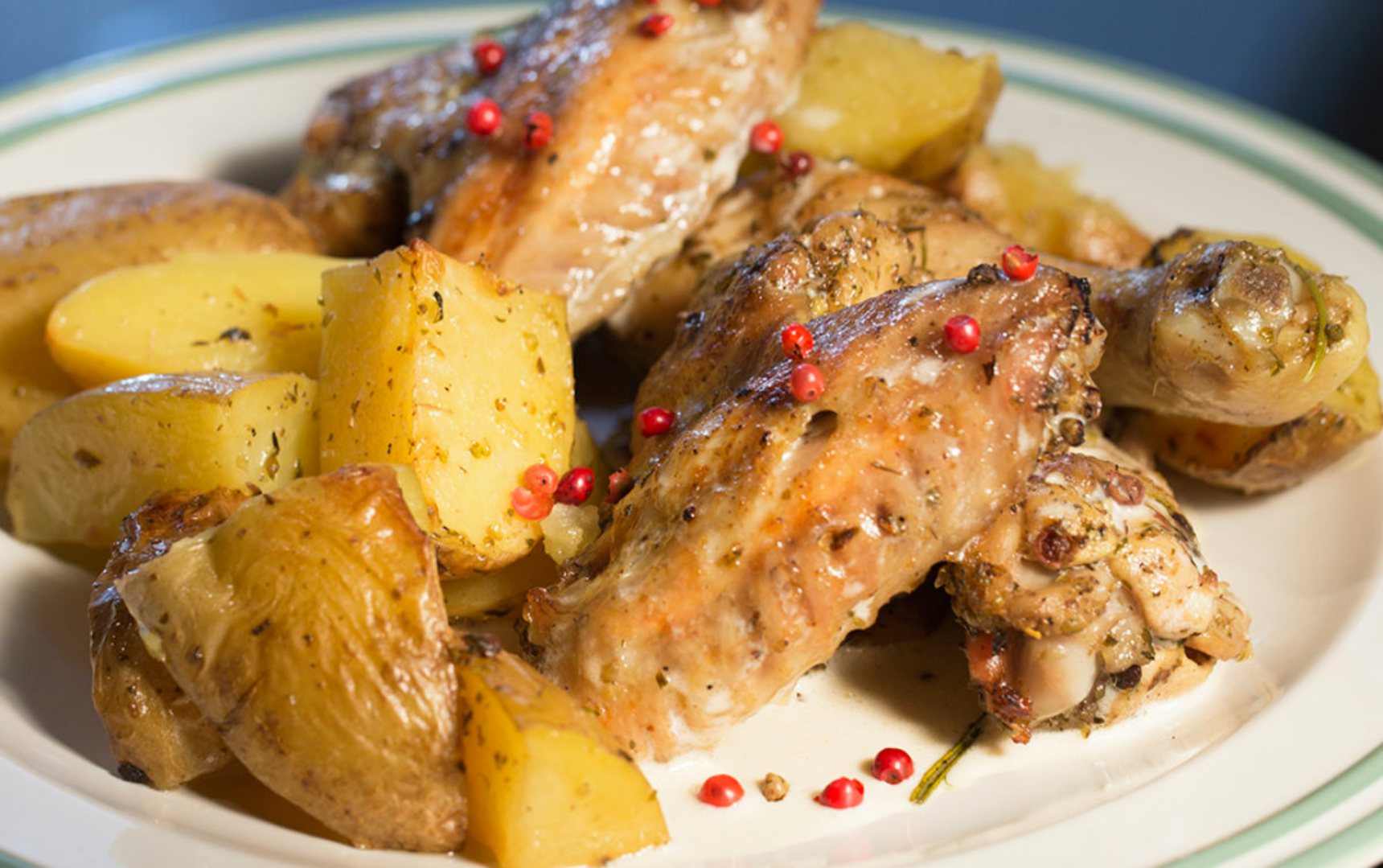 Tavë me Krahë Pule dhe Patate – Receta që nuk Duhet të Humbisni