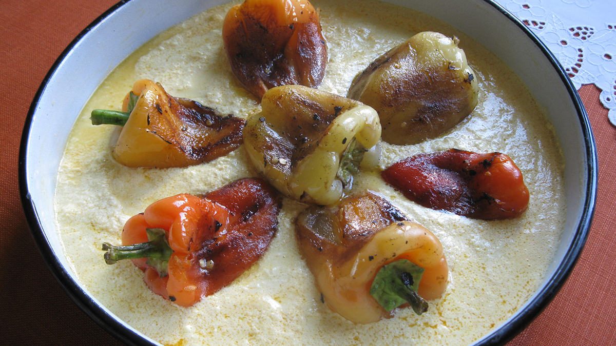 Tavë me Speca të Pjekur të Shtruar në Gjizë