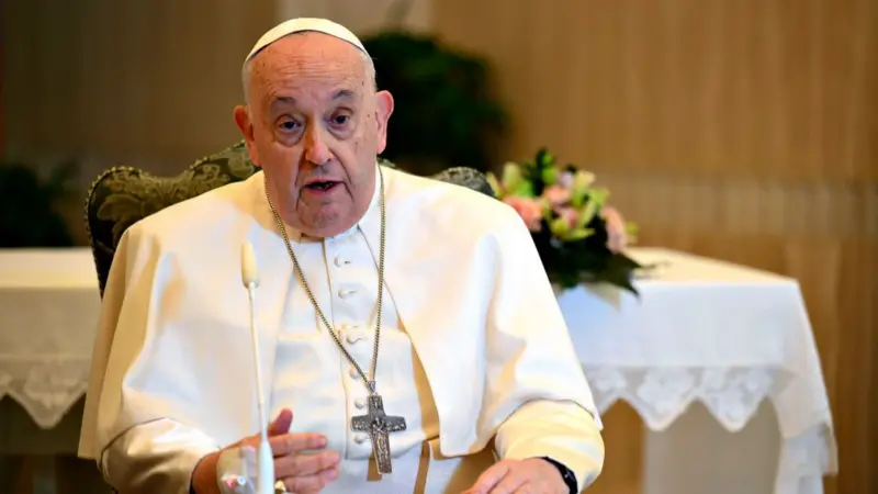 Të burgosurit shqiptarë nderojnë Papa Françeskun