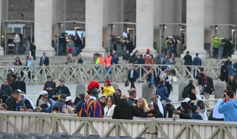 Të gjithë drejt Shën Pjetrit, shqiptarët në rresht të parë për varrimin e Papa Françeskut