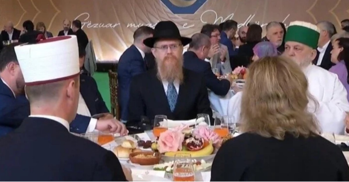 “Të shkarkohet kreu i KMSH”, ftoi kryerabinin e Shqipërisë në iftarin e natës së Bajramit, nis nënshkrimi i peticionit…