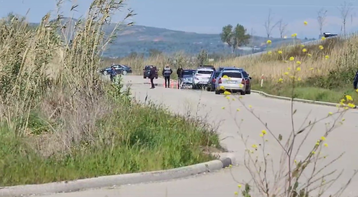 Të shtëna me armë në Fier, plagoset një grua