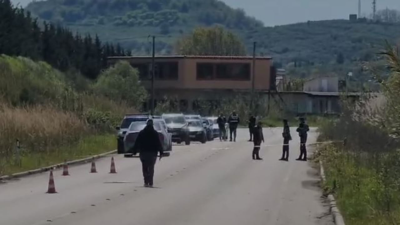 Të shtënat me armë në Fier/ Qëlluan 50-vjeçaren, shpallen në kërkim autorët, babë e bir