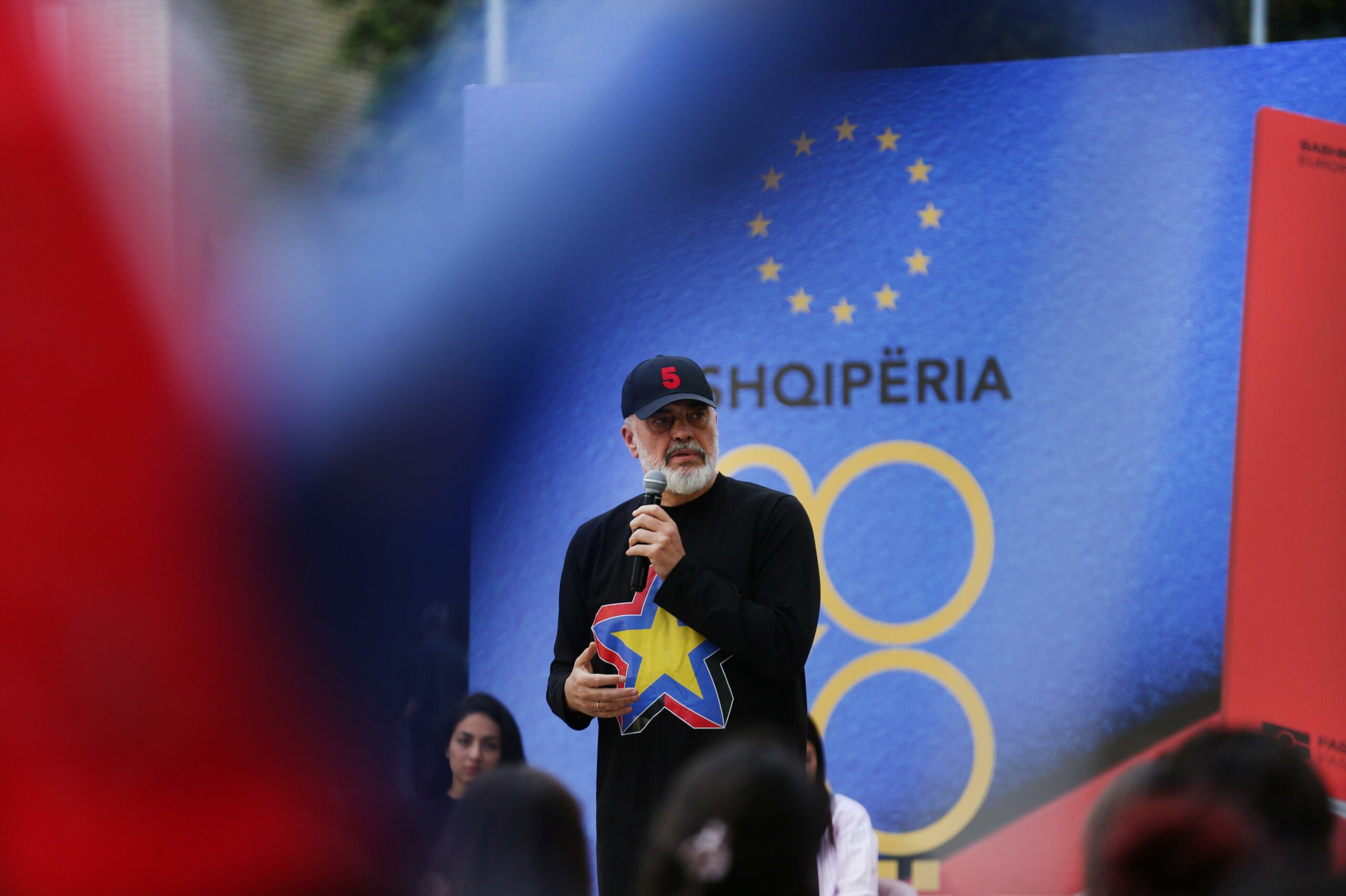 Televizioni gjerman publikon dokumentarin për Shqipërinë, qeveria e implikuar në trafikun e drogës në nivele të…