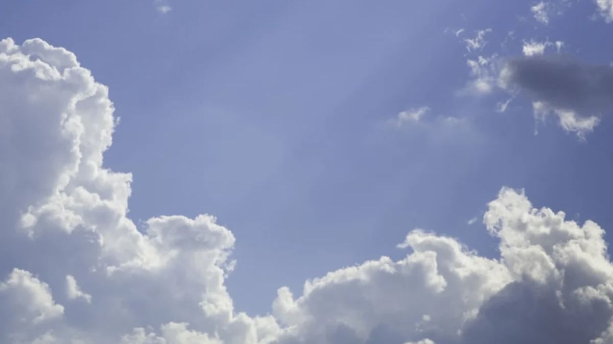 Temperaturat sot deri 28° C, priten reshje në relievet malore në lindje