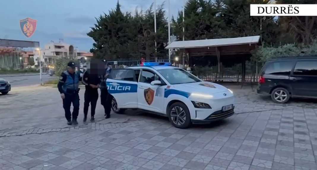 Tentoi t’u vjedhë me dhunë sendet personale 3 italianeve, bie në prangat e policisë 18-vjeçari në Durrës (Emri)