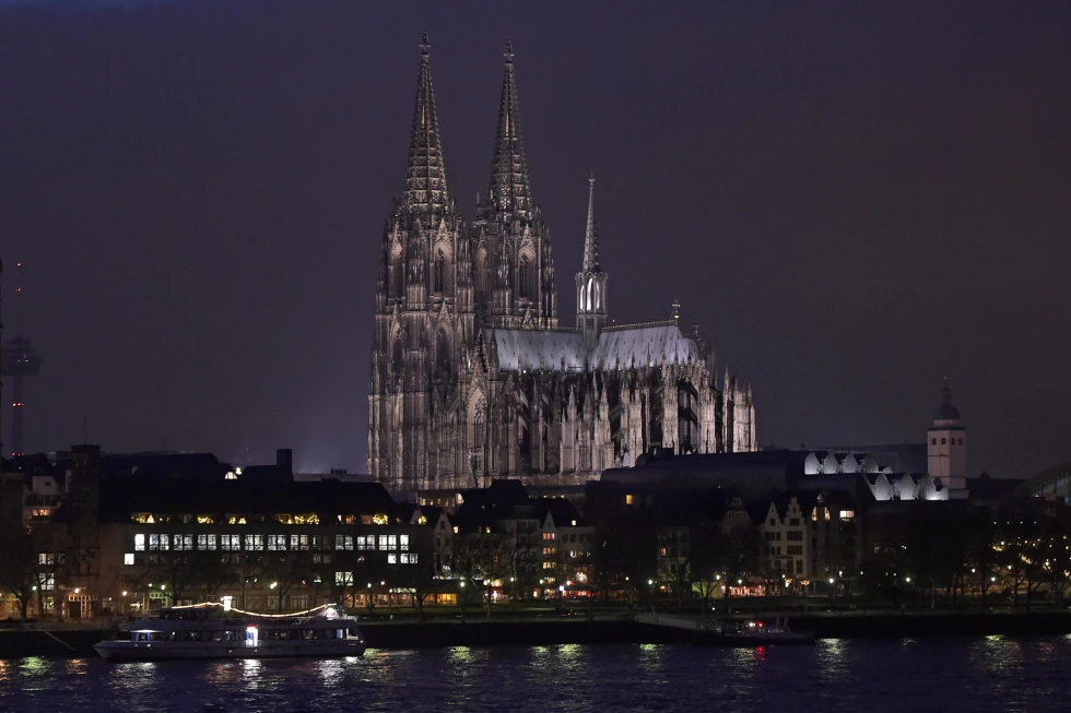 Tentuan të ngjiteshin në katedralen e famshme të Këlnit, Policia ndalon 6 alpinistë