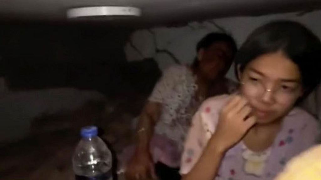 Tërmeti në Mianmar/ Të ngecësh nën rrënoja! Vajzat me gjyshen e gjakosur filmojnë “tmerrin” (VIDEO)