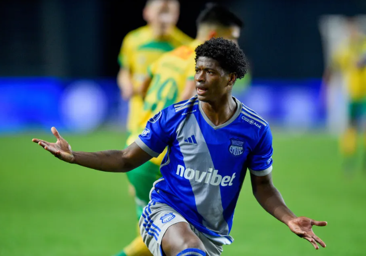 Terror në banesën e futbollistit ekuadorian, persona të armatosur i rrëmbejnë gruan dhe djalin