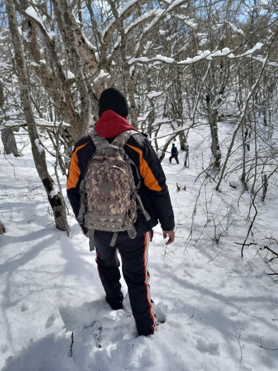 Thirri për ndihmë dhe më pas u zhduk në bjeshkë. Rinisin kërkimet për të riun nga Hasi