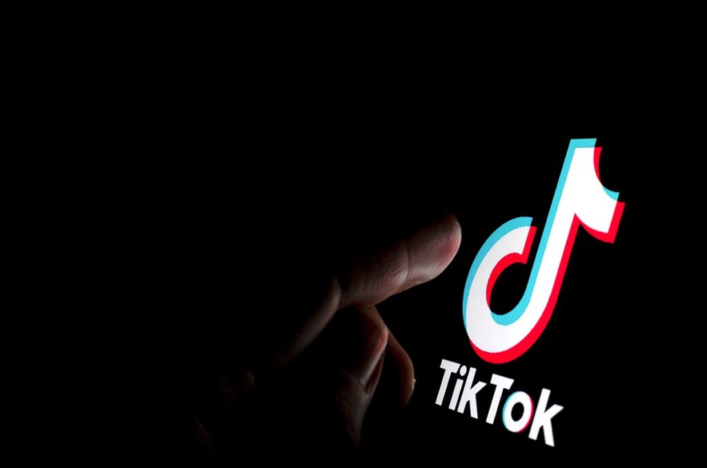 TikTok shikohet tre herë më shumë/ Pas vendimit për bllokim, shqiptarët rritën kohën e qëndrimit në këtë platformë