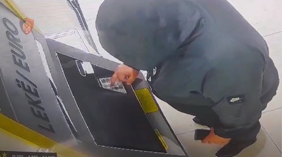 Tiranë, vidhte të dhënat bankare nga qytetarët, në pranga 23-vjeçari nga Franca