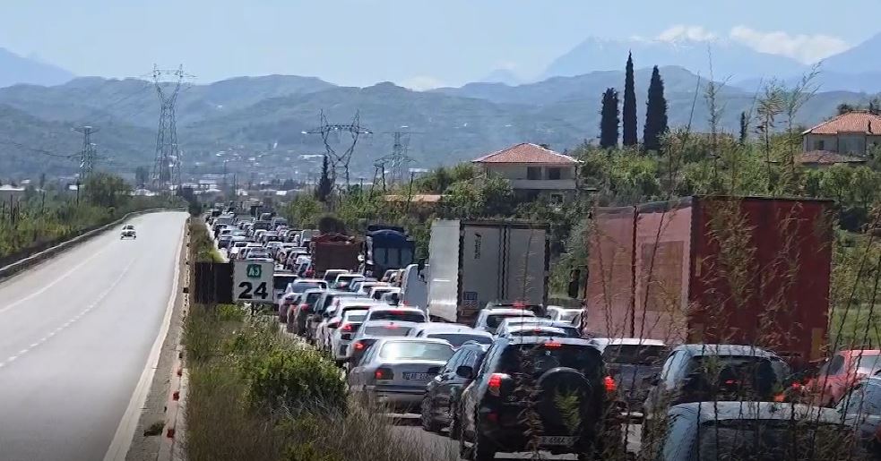 Trafik i rënduar në autostradën Tiranë-Elbasan