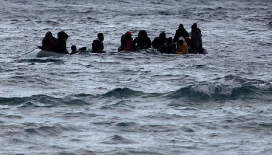 Tragjedi në ishullin grek: Katër emigrantë humbin jetën, 23 të shpëtuar