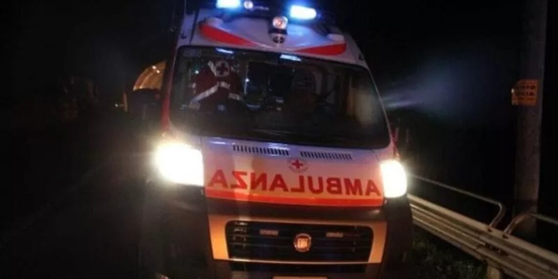 Tragjike/ 21-vjeçari sulmohet për vdekje me thikë pranë shtëpisë së tij