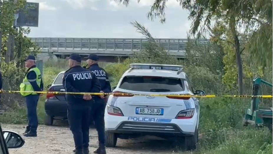 Tragjike në Fier, humb jetën një person, e zuri poshtë zetori që rregullonte