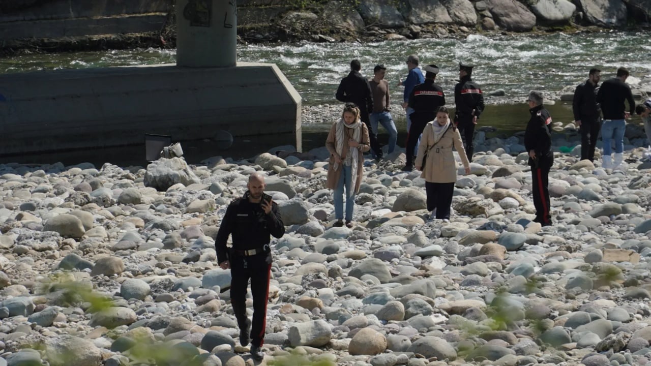 Tragjike në Itali! Gjysmë e zhveshur dhe e mbuluar me shenja, gjendet trupi i pajetë i një gruaje në brigjet e lumit Serio