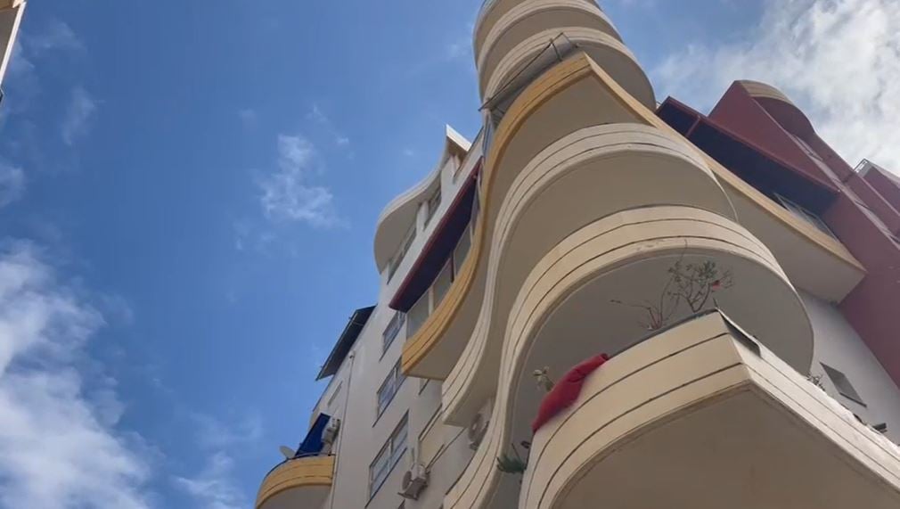 Tragjike në Vlorë! Vuante nga një sëmundje e rëndë, burri i jep fund jetës duke u hedhur nga kati i 6-të