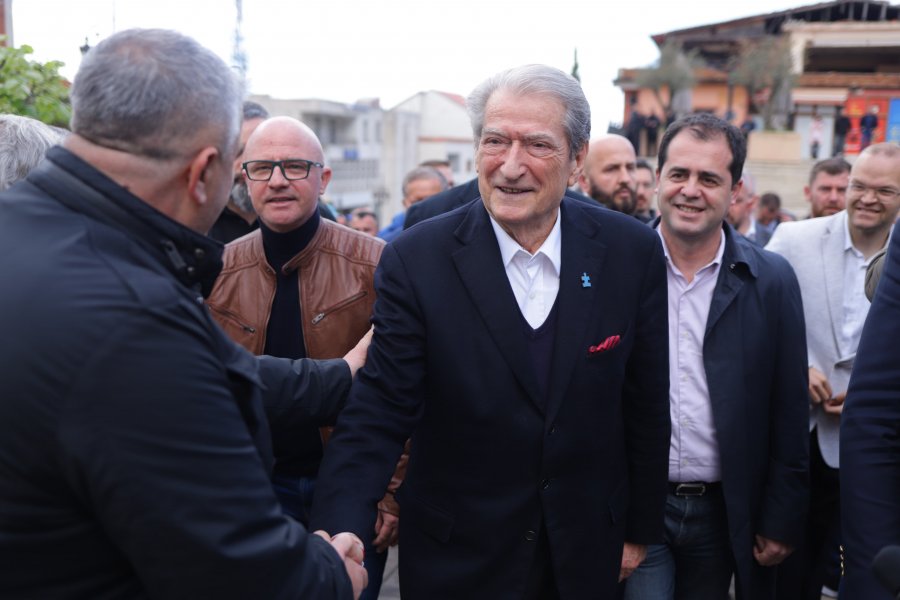 Tregtarët ankohen për shpopullimin/ Berisha: Do e ndryshojmë këtë realitet, do nxisim prodhimin dhe punësimin