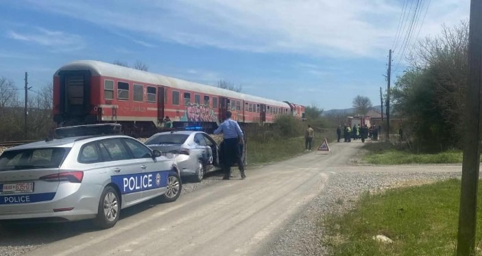 Treni përplas makinën në Kosovë, një viktimë dhe tre të lënduar