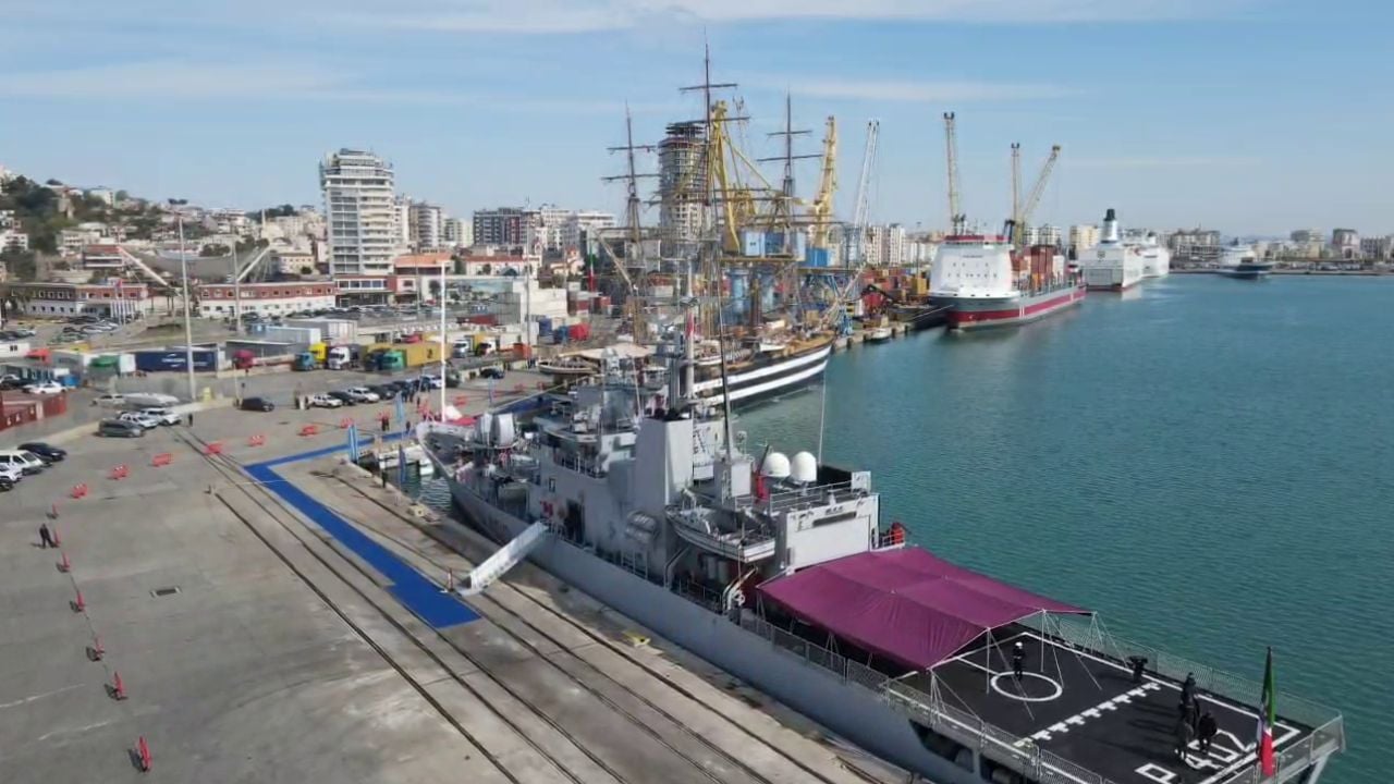 Tri anije italiane ankorohen në Portin e Durrësit! Italia na dhuron anijen ushtarake “Libra”