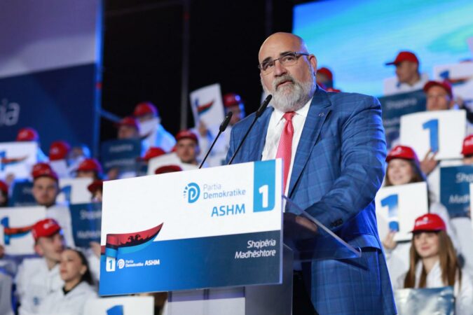 Trumpetohet si ai që do të afrojë PD me fitoren, LaCivita “nderon” demokratët me një fjalim vetëm një minutësh