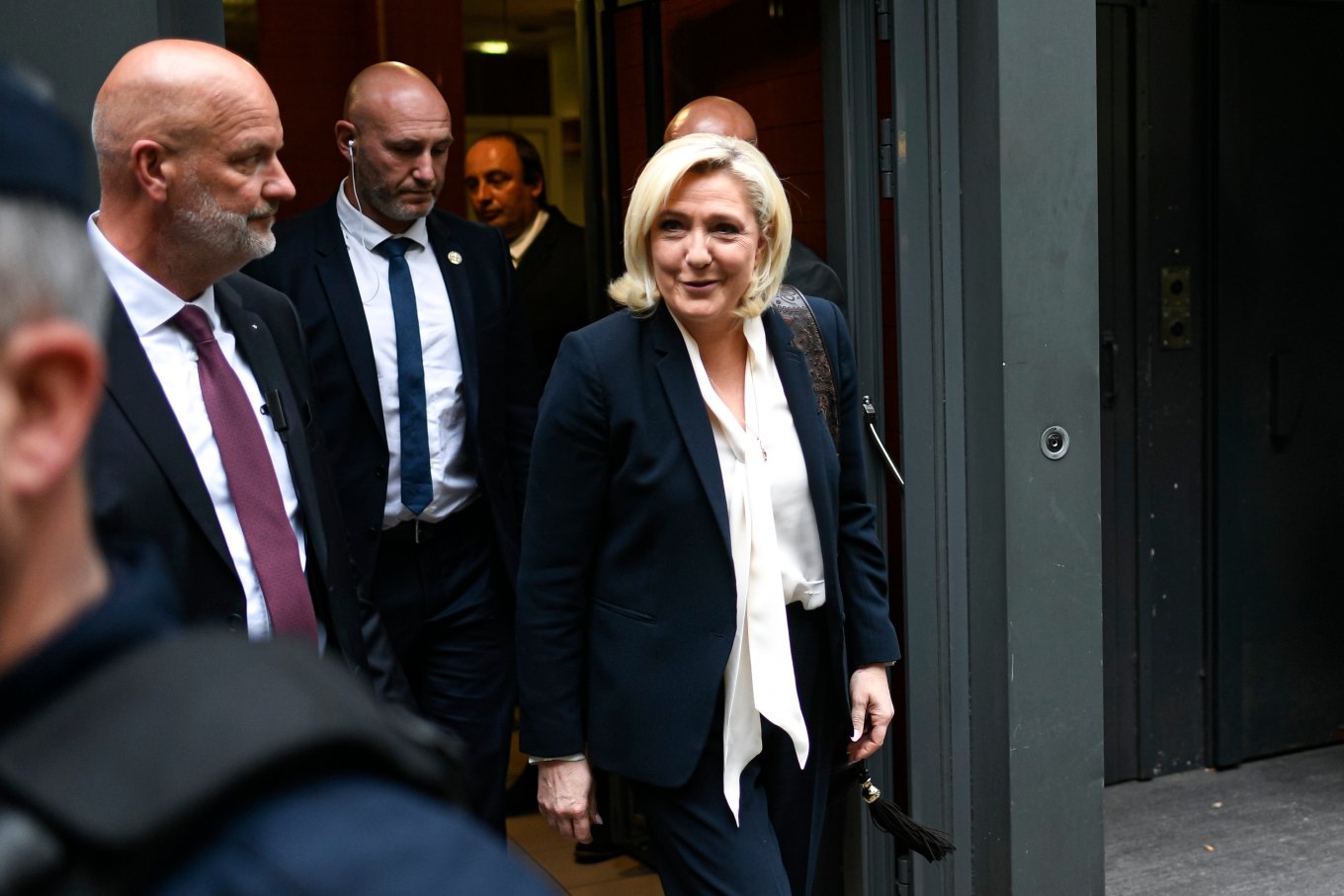 Tubimi në mbështetje të Marine Le Pen organizohet në Paris në një klimë tensioni politik